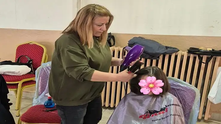 Ağrı'da miniklerin saçları yenilendi yüzleri tebessümle doldu