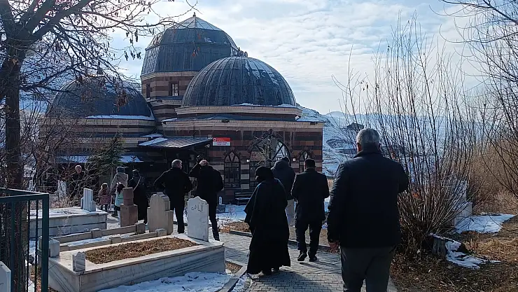 Ağrı'da Miraç Kandili'nde dualar Ahmed-i Hani türbesi'nde buluştu