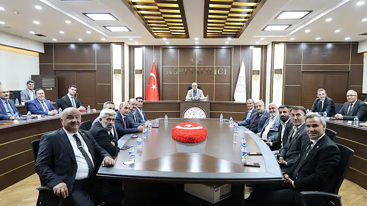 Ağrı'da muhtarlar sorunlarını anlattı, Vali Koç dinledi