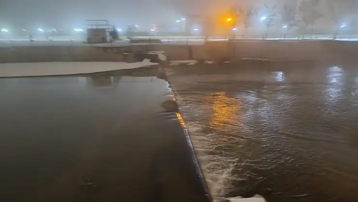 Ağrı'da Murat Nehri kar adacıklarıyla görsel şölen sundu