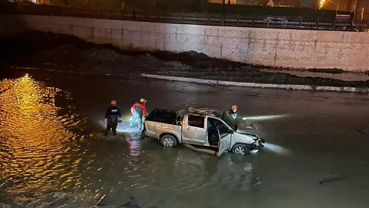 Ağrı'da Murat Nehri'nde can pazarı: Göçmenleri taşıyan araç nehre uçtu