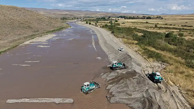 Ağrı'da Murat Nehri'nin yatağı temizlenerek taşkın riski azaltılıyor