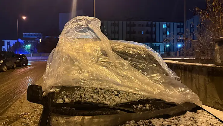 Ağrı'da naylonlarla sarılmış araçlar rüzgara teslim oldu