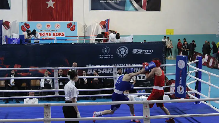 Ağrı'da nefes kesen boks müsabakaları devam ediyor