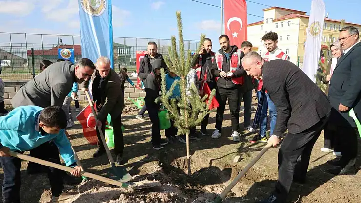 Ağrı'da öğrenciler Gazze'deki çocuklar için fidan dikti