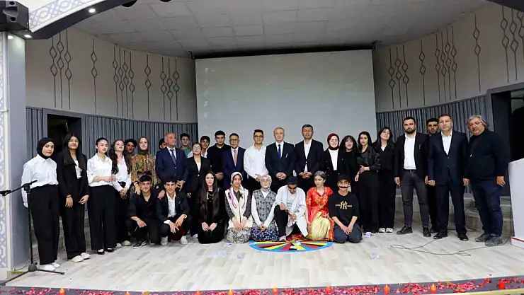 Ağrı'da öğrencilerden şiirli ve tiyatrolu edebiyat gecesi