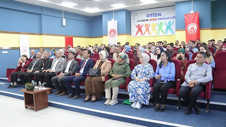 Ağrı'da otizme dair bilgilendirici panel düzenlendi