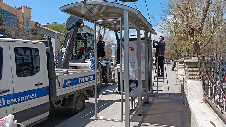 Ağrı'da otobüs durakları yenileniyor