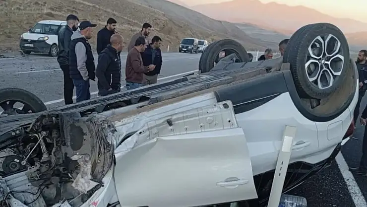 Ağrı'da otomobil şeridinden çıkarak devrildi