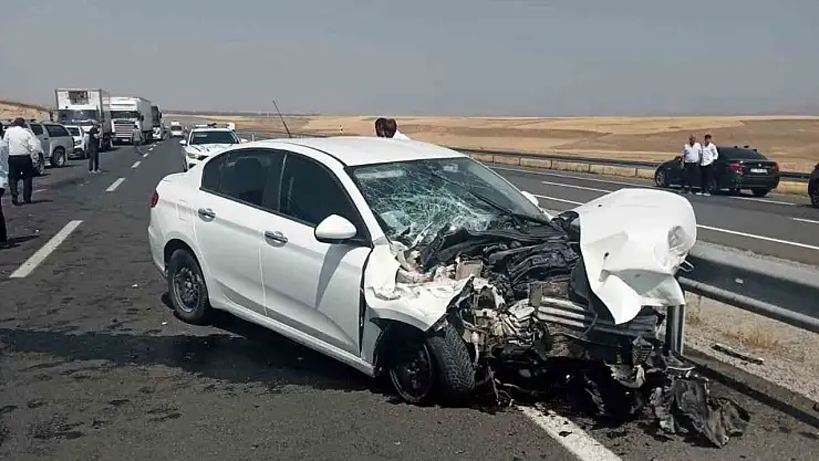 Ağrı'da otomobil traktöre yandan çarptı, kazada 2 kişi yaralandı