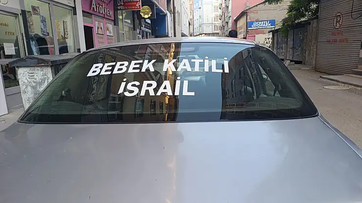 Ağrı'da park halindeki araç üzerindeki yazı dikkat çekti