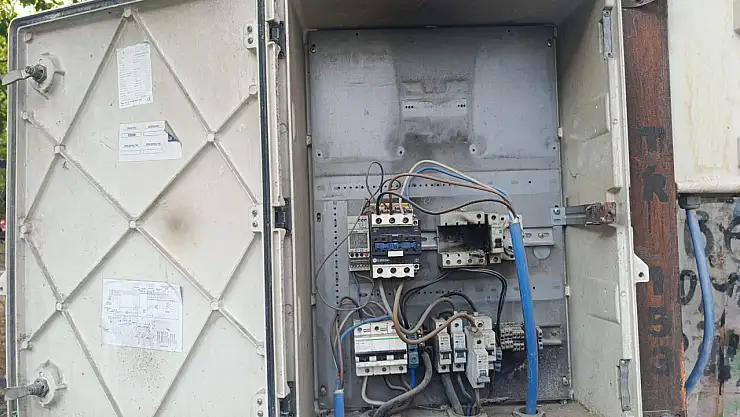 Ağrı'da park önündeki açık trafo endişe yarattı
