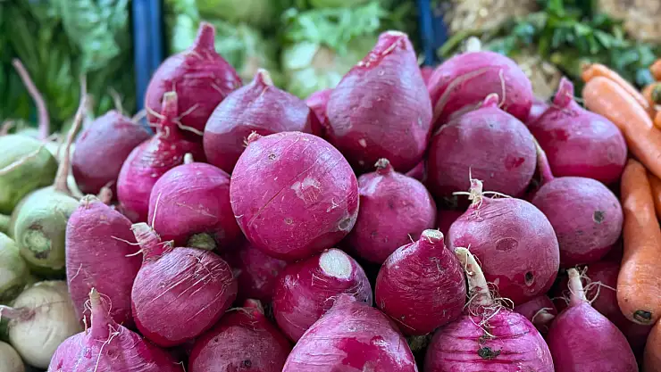 Ağrı'da pazar tezgahlarında 'turp' gözde oldu