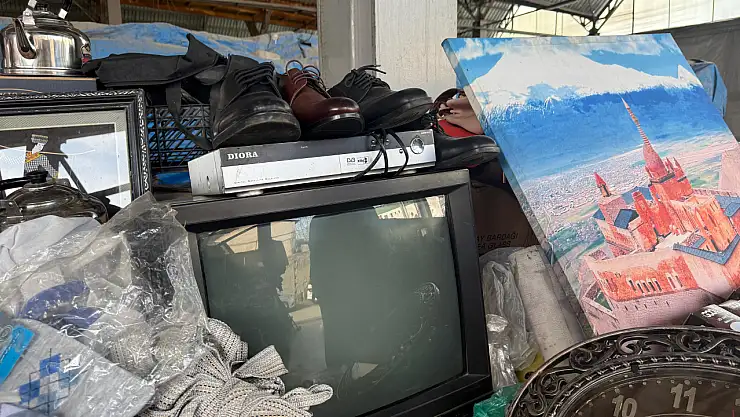 Ağrı'da pazarcı esnafının tezgâhında nostaljik televizyon dikkat çekiyor