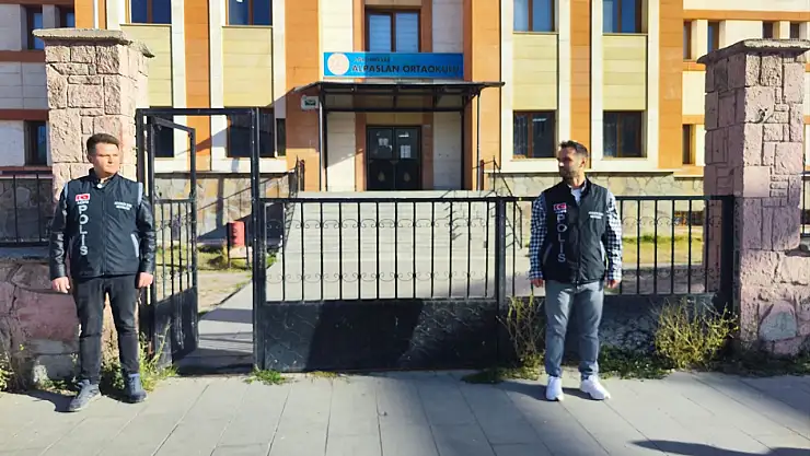 Ağrı'da polis ekipleri okul çevrelerinde nöbette