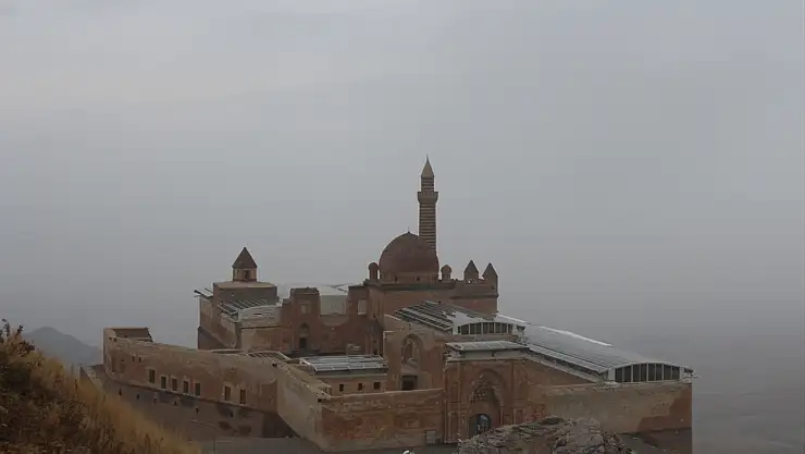 Ağrı'da sabah sisi İshak Paşa Sarayı'nı görünmez kıldı