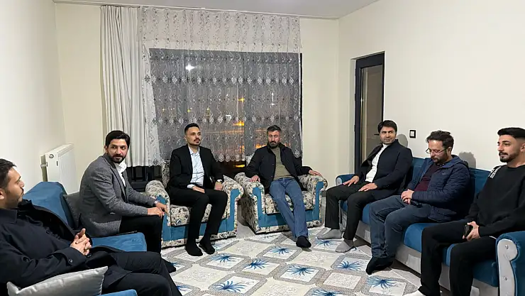 Ağrı'da sahur programında gençlerle samimi sohbet