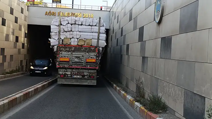 Ağrı'da saman yüklü kamyon trafikte zor anlar yaşattı