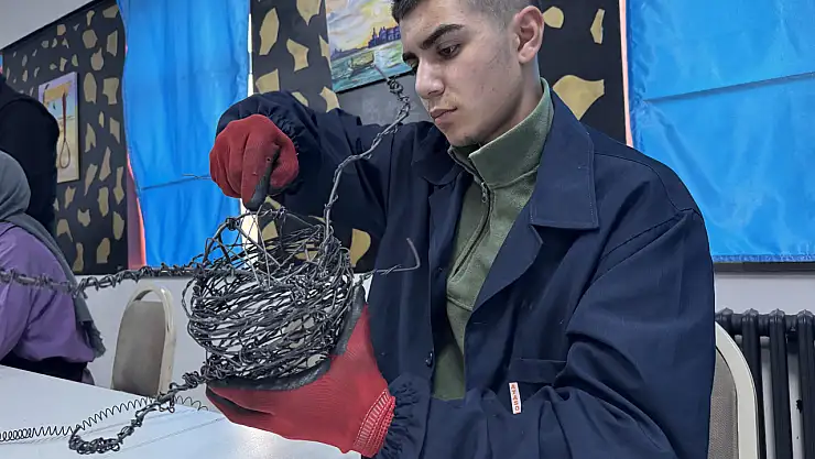 Ağrı'da sanat galerisine dönüşen lise koridorları geri dönüşümle parlıyor