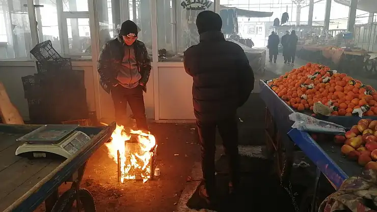 Ağrı'da sebze pazarı esnafı kış şartlarına direniyor