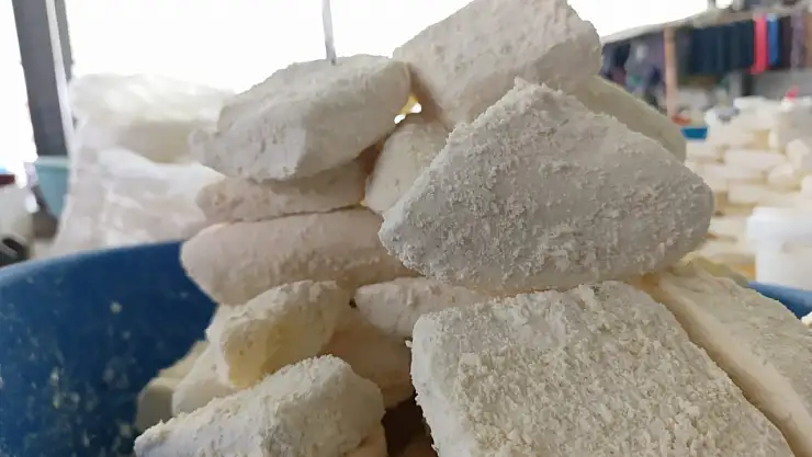 Ağrı'da sebze pazarı, kışlık peynir alışverişiyle hareketlendi