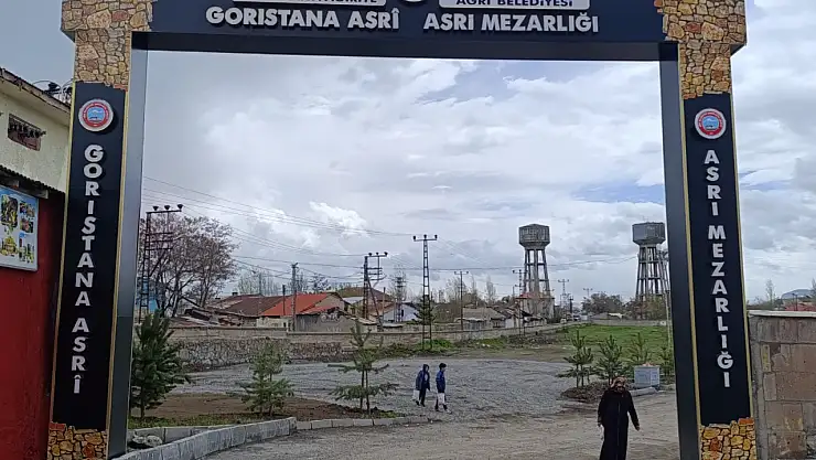 Ağrı'da şehir mezarlığında yenileme çalışması: çift dilli tabela dikkat çekti
