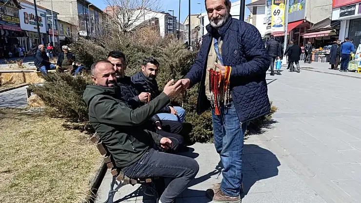 Ağrı'da seyyar tespihçilerden bahar mesaisi