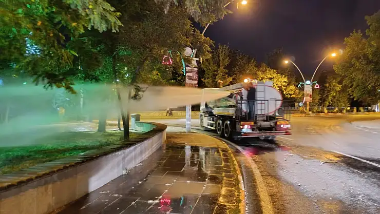 Ağrı'da sıcaklara karşı gece mesaisi