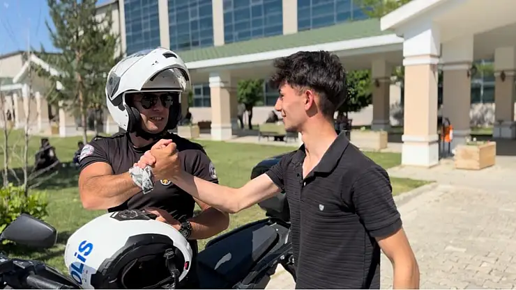 Ağrı'da sınav sabahı panikleyen öğrencilerin yardımına polis yetişti