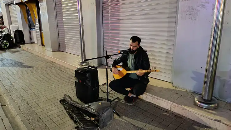 Ağrı'da sokak müzisyenleri yazın son günlerine eşlik ediyor
