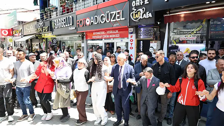 Ağrı'da spor gösterilerine halay eşlik etti