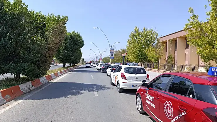 Ağrı'da sürücü adayları direksiyon sınavında ter döktü