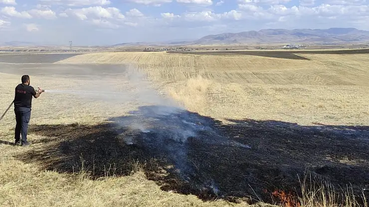 Ağrı'da tarla yangını! Ekipler alevleri kontrol altına aldı