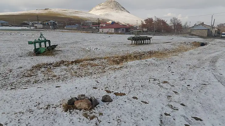 Ağrı'da tarlalar mevsimin ilk karıyla beyaz örtüyle kaplandı