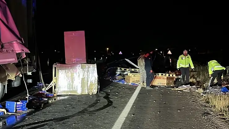 Ağrı'da tır devrildi, yükü karayoluna saçıldı