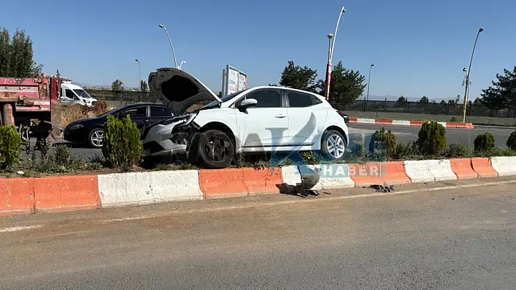 Ağrı'da kontrolden çıkan otomobil refüje çıktı