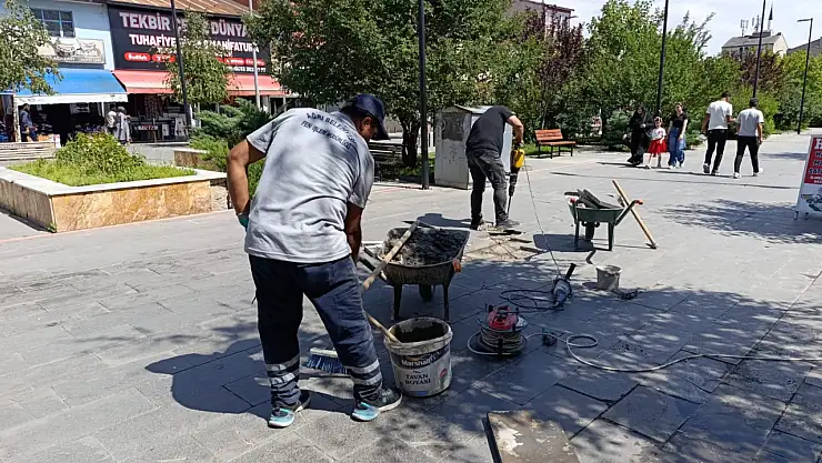Ağrı'da trafiğe kapalı caddelerde onarım mesaisi