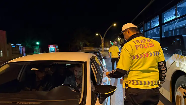 Ağrı'da trafik polisleri bayramda can güvenliği için nöbetteydi