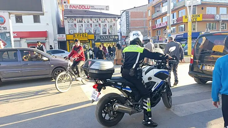 Ağrı'da trafik yoğunluğu artarken, polisler güvenliği sağlıyor