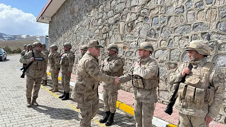Ağrı'da tuğgeneral Kiper'den bayram mesaisine moral ziyareti