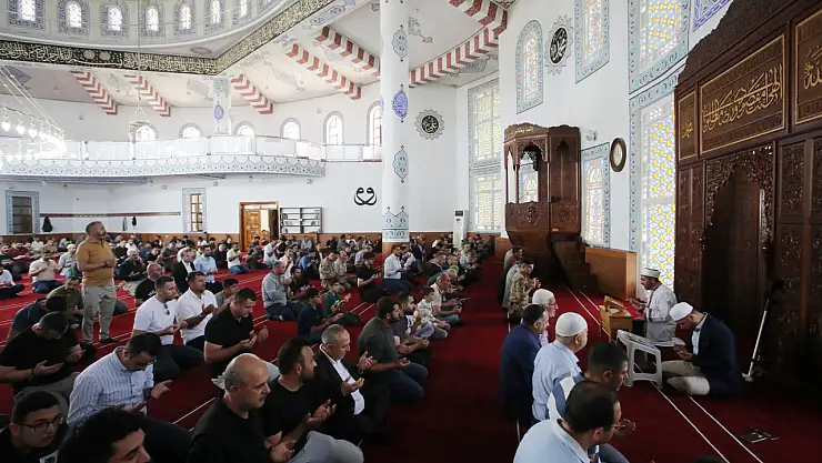 Ağrı'da üniversite camiası öğretim görevlisi Emine Orhan'ı dualarla andı