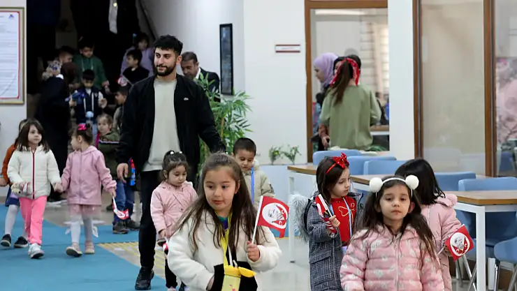 Ağrı'da üniversite kütüphanesi minik ziyaretçilerini ağırladı