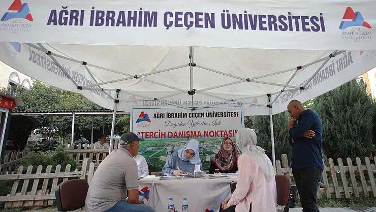 Ağrı'da üniversite tanıtım standı yoğun ilgi görüyor