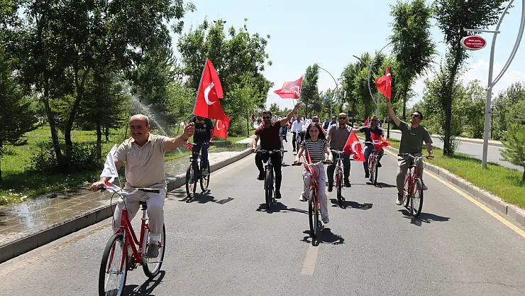 Ağrı'da üniversiteliler 15 Temmuz şehitlerini pedal çevirerek andı