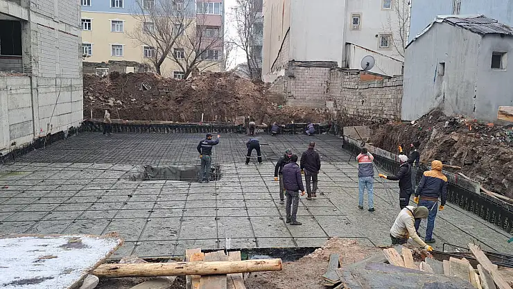 Ağrı'da uzun süren kışın ardından inşaatlar hızlandı