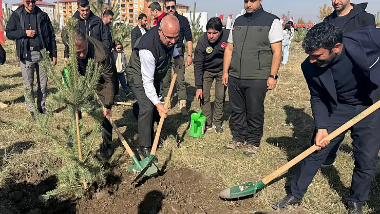Ağrı'da Vali Koç ve basın el ele fidan dikti