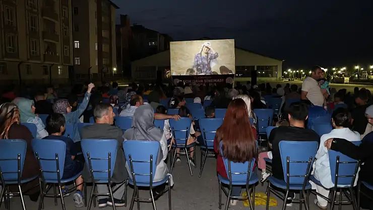Ağrı'da vatandaşlar açık havada sinema keyfi yaşadı