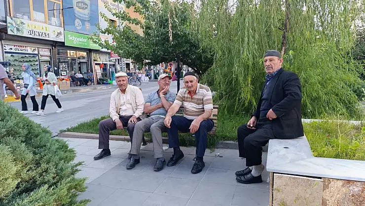 Ağrı'da vatandaşlar güneşin ve serinliğin tadını meydanda çıkarıyor