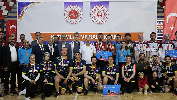 Ağrı'da voleybol heyecanı sona erdi: Şampiyonluk kupası Adalet'in!