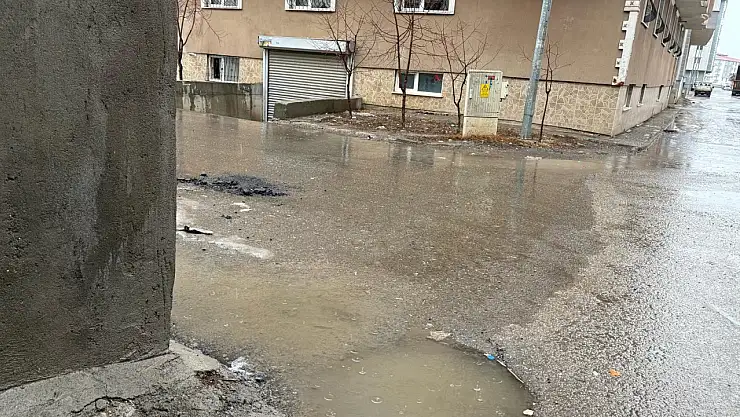 Ağrı'da yağış sonrası sokaklarda su birikintileri gözlendi